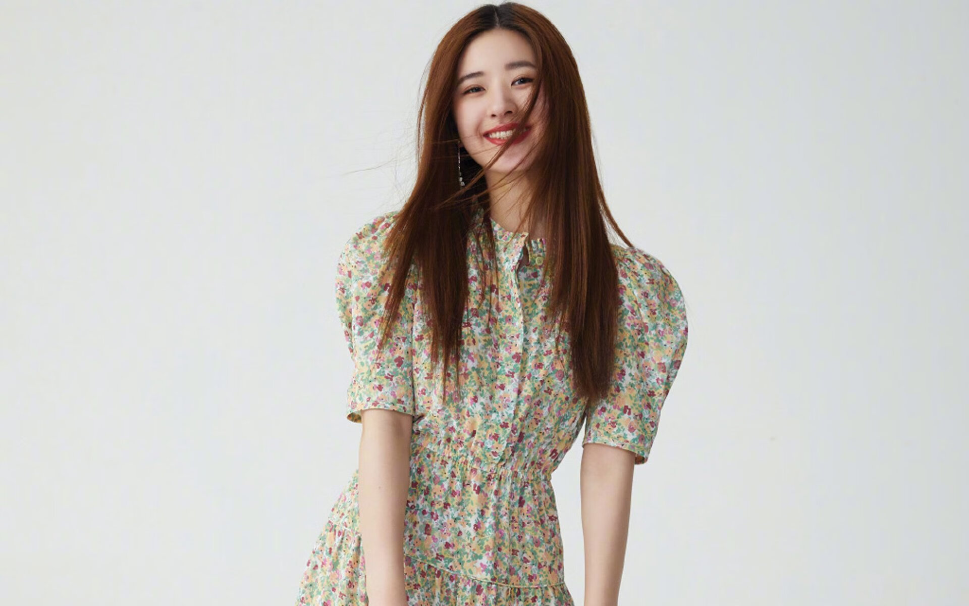 “2025世界运动会：运动舞蹈赛场，舞者以极限动作挑战完美姿态”