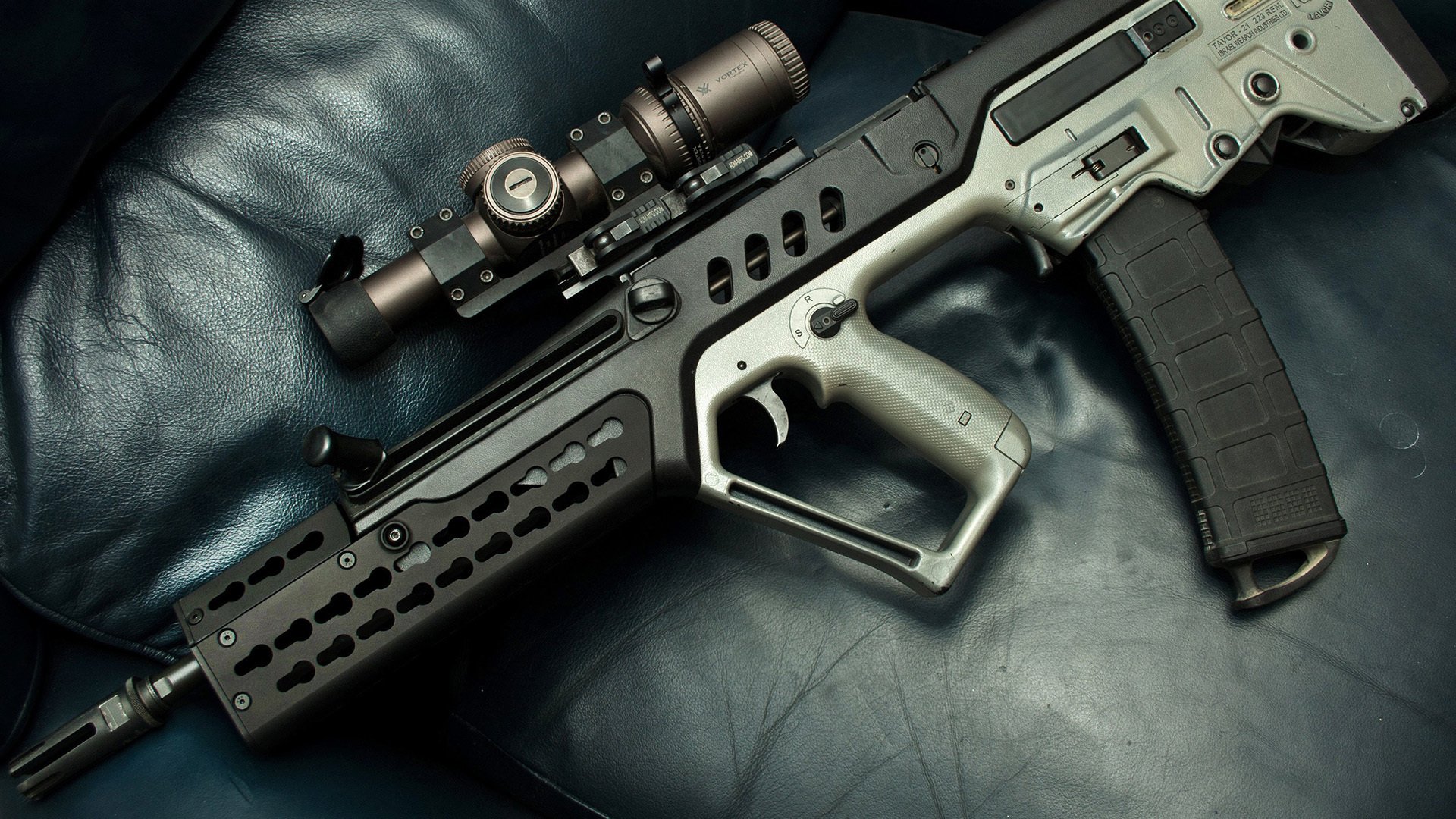 “沙滩手球精彩纷呈,运动员挑战速度与技巧”