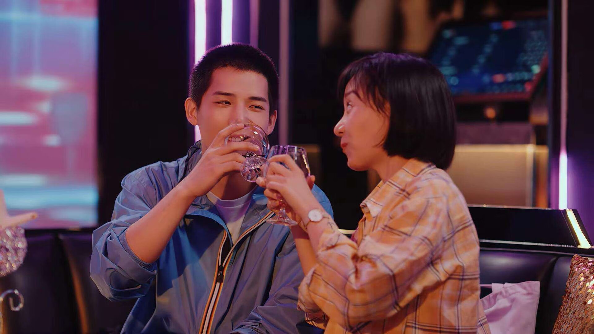 “腰旗式美式橄榄球:东部新区赛场打破传统竞技边界”